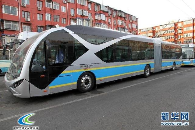 组图：北京18米长新型电动公交车亮相