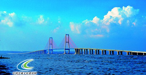 图为中国路桥工程有限责任公司承建的印度尼西亚泗水-马都拉大桥