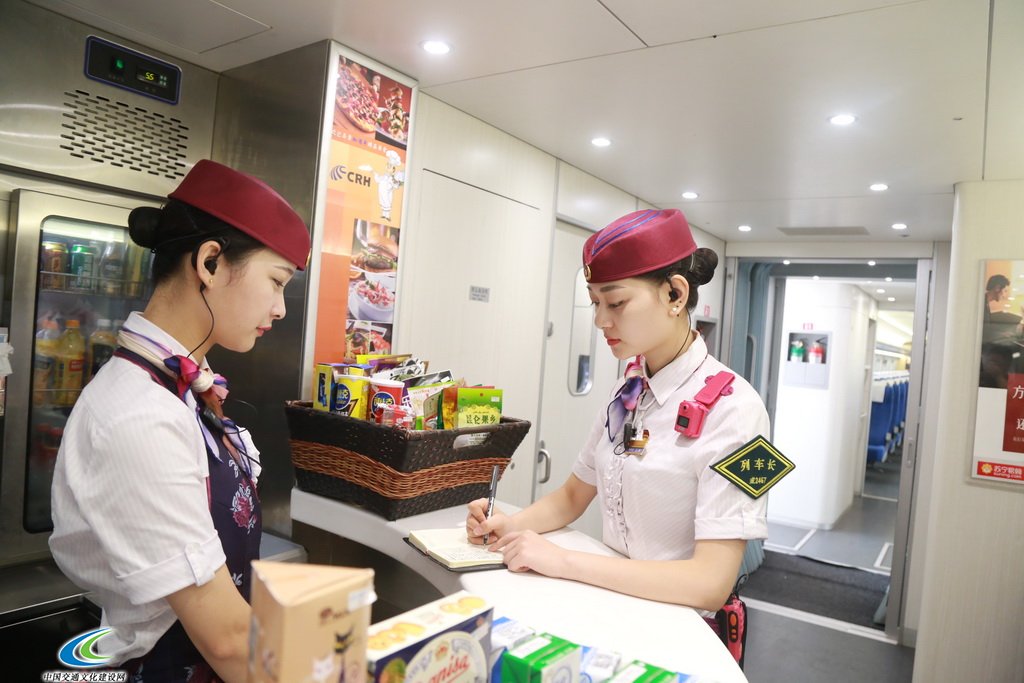 在列车上，包娜和餐车人员对旅客的建议进行统计。