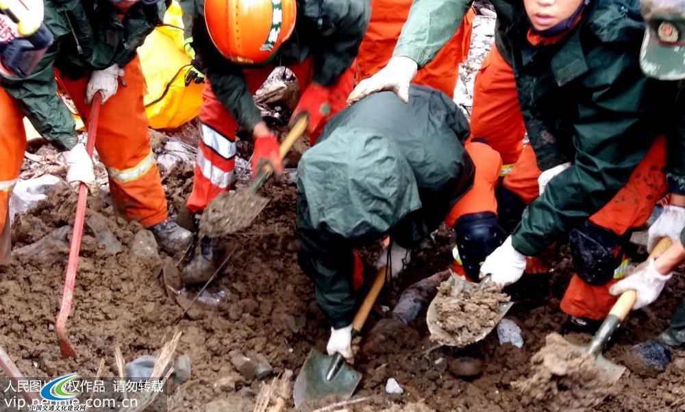 8月29日，在贵州毕节纳雍县山体滑坡救援现场，救援人员在紧张搜救中。刘秀念、曹峰/人民图片