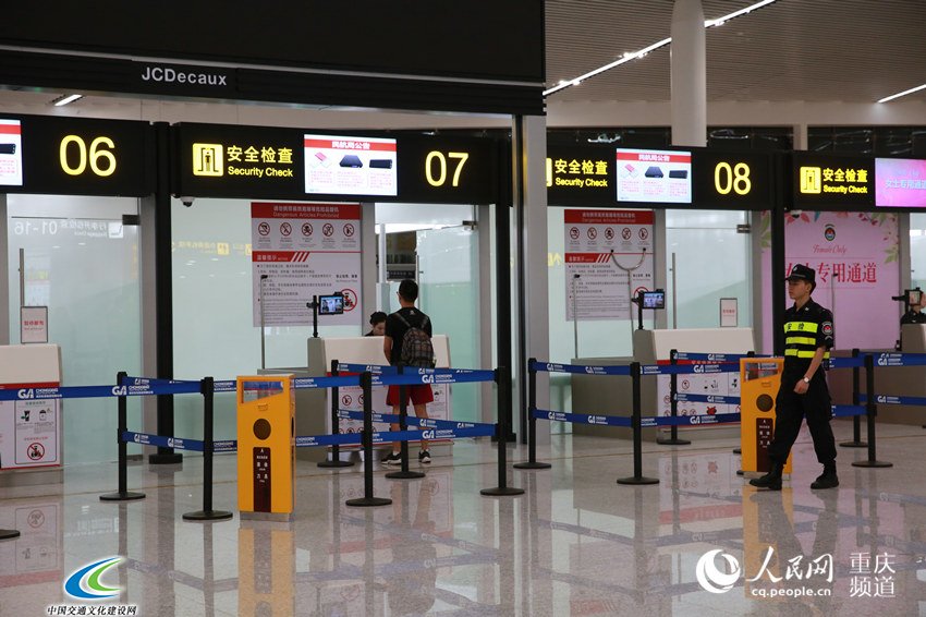 T3A航站楼采用集中安检模式，国内出发设置了安检通道37条。刘政宁 摄