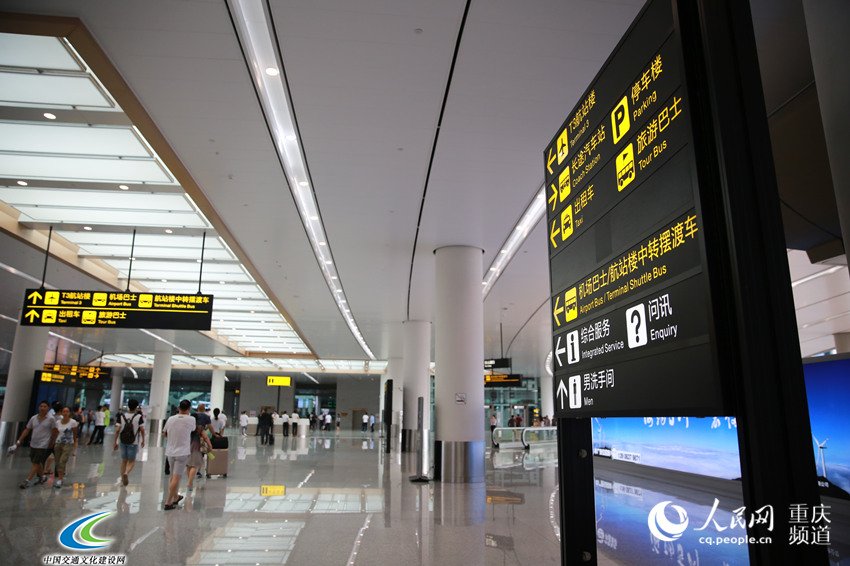 T3A航站楼一共设置了3500多个标识标牌，让旅客出行更加顺畅。刘政宁 摄