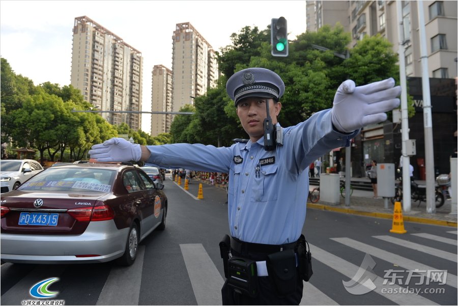 沪上开学首日 交警绿色护校