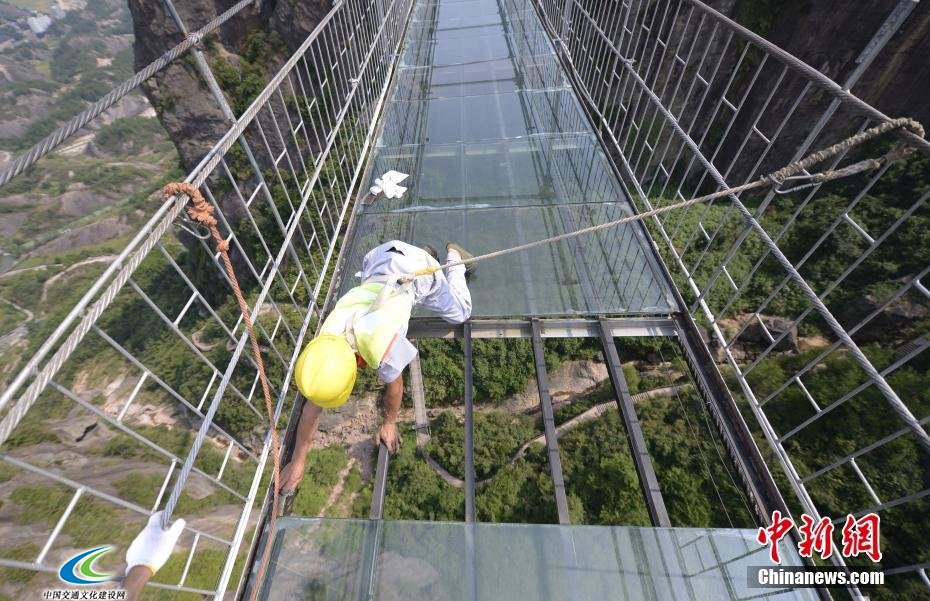 湖南平江工人高空换玻璃备战“十一”黄金周