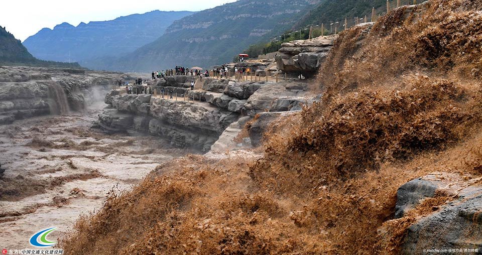 壶口瀑布水量增大　气势磅礴吸引万千游客 1