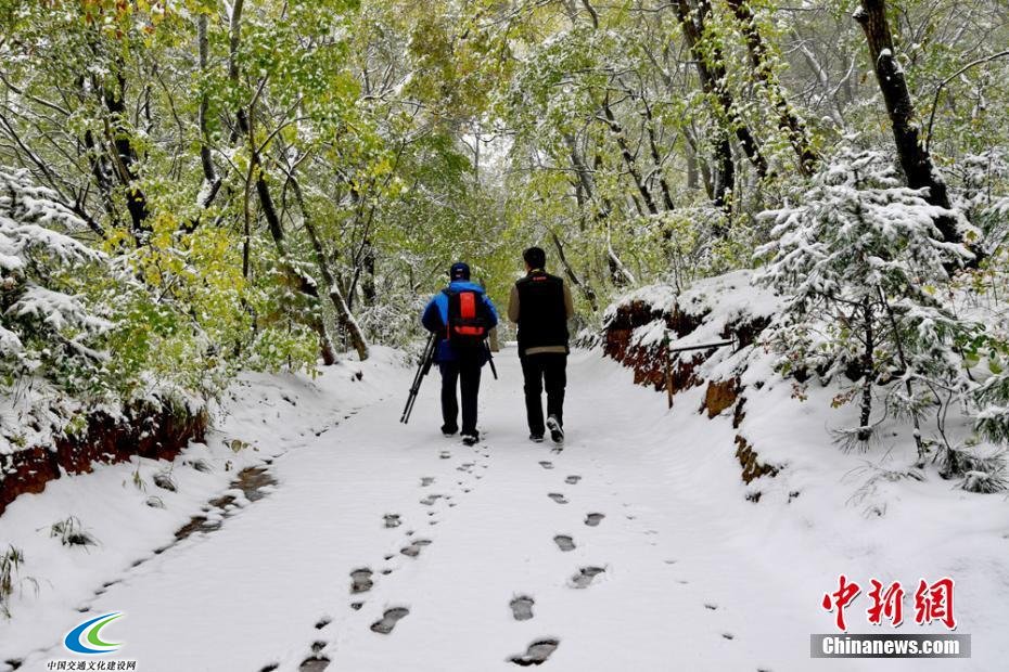 游人踏雪游崆峒 尽赏秋日冬景之美