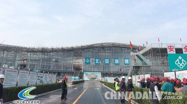 北京新机场探秘:航站楼正在进行屋面 玻璃幕墙等安装