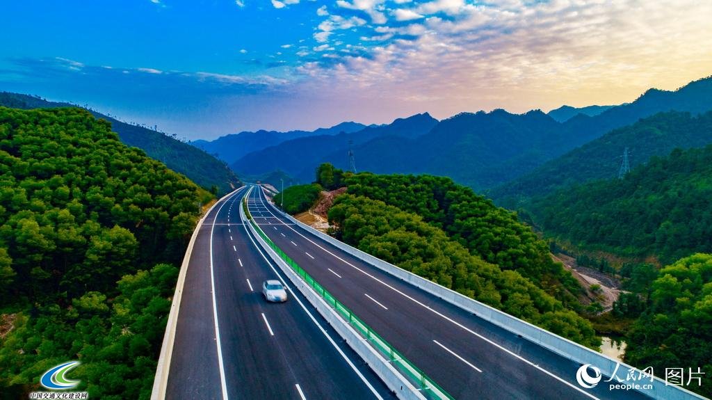 广东“最美扶贫路”建成通车